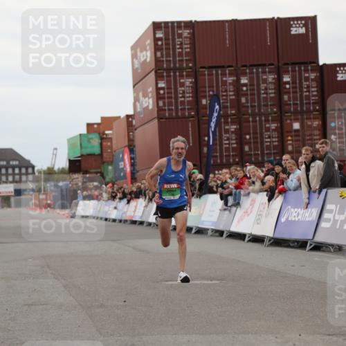 03.10.2025 - Köhlbrandbrückenlauf Yannick Fuchs http://msf.ph/oto/8982564 03.10.2025 15:47:48 Ziel 9588 meine-sportfotos.de
