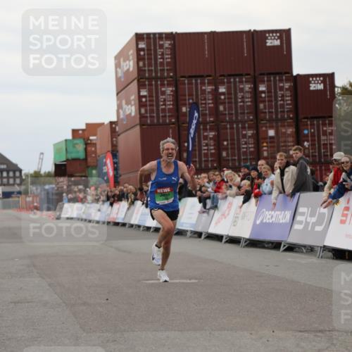 03.10.2025 - Köhlbrandbrückenlauf Yannick Fuchs http://msf.ph/oto/8982565 03.10.2025 15:47:48 Ziel 9588 meine-sportfotos.de