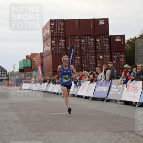 03.10.2025 - Köhlbrandbrückenlauf Yannick Fuchs http://msf.ph/oto/8982566 03.10.2025 15:47:48 Ziel 9588 meine-sportfotos.de