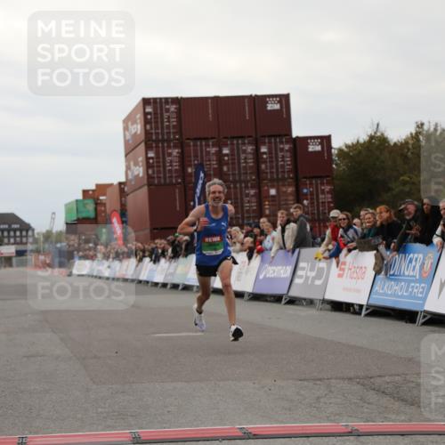 03.10.2025 - Köhlbrandbrückenlauf Yannick Fuchs http://msf.ph/oto/8982567 03.10.2025 15:47:49 Ziel 9588 meine-sportfotos.de