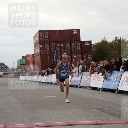 03.10.2025 - Köhlbrandbrückenlauf Yannick Fuchs http://msf.ph/oto/8982568 03.10.2025 15:47:49 Ziel 9588 meine-sportfotos.de