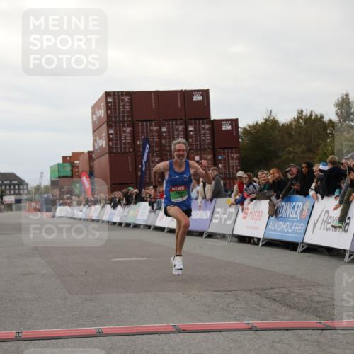 03.10.2025 - Köhlbrandbrückenlauf Yannick Fuchs http://msf.ph/oto/8982569 03.10.2025 15:47:49 Ziel 9588 meine-sportfotos.de