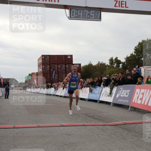 03.10.2025 - Köhlbrandbrückenlauf Yannick Fuchs http://msf.ph/oto/8982570 03.10.2025 15:47:49 Ziel 9588 meine-sportfotos.de