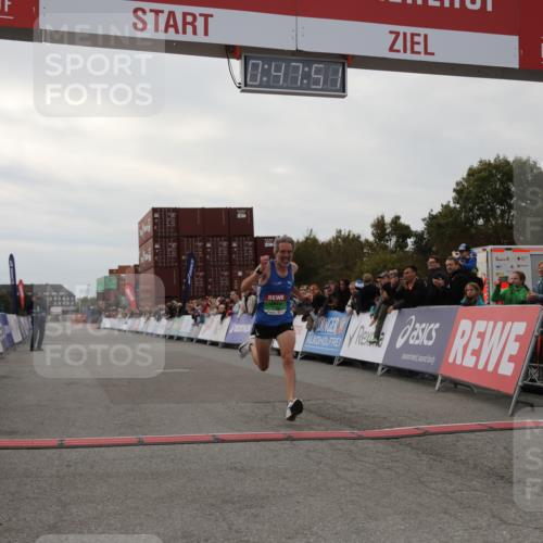 03.10.2025 - Köhlbrandbrückenlauf Yannick Fuchs http://msf.ph/oto/8982571 03.10.2025 15:47:49 Ziel 9588 meine-sportfotos.de