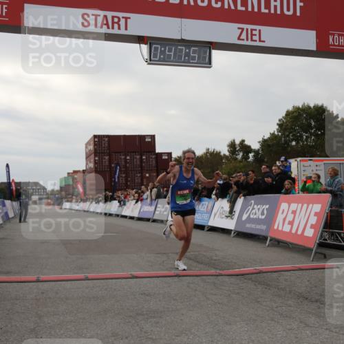 03.10.2025 - Köhlbrandbrückenlauf Yannick Fuchs http://msf.ph/oto/8982572 03.10.2025 15:47:49 Ziel 9588 meine-sportfotos.de