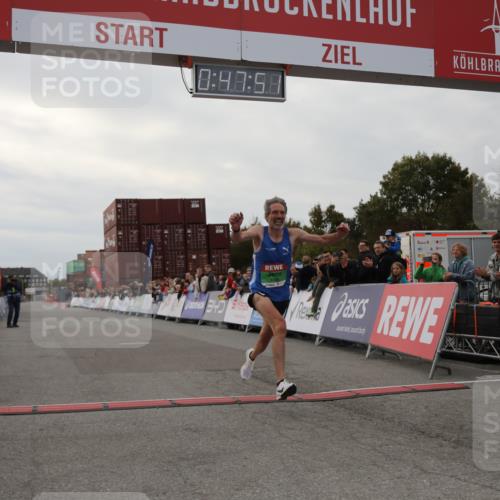 03.10.2025 - Köhlbrandbrückenlauf Yannick Fuchs http://msf.ph/oto/8982573 03.10.2025 15:47:50 Ziel 9588 meine-sportfotos.de