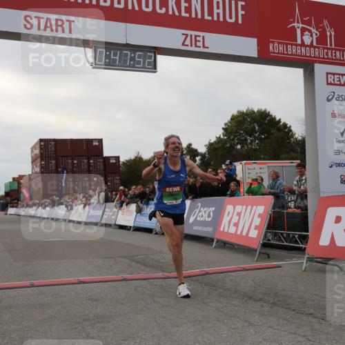 03.10.2025 - Köhlbrandbrückenlauf Yannick Fuchs http://msf.ph/oto/8982574 03.10.2025 15:47:50 Ziel 9588 meine-sportfotos.de
