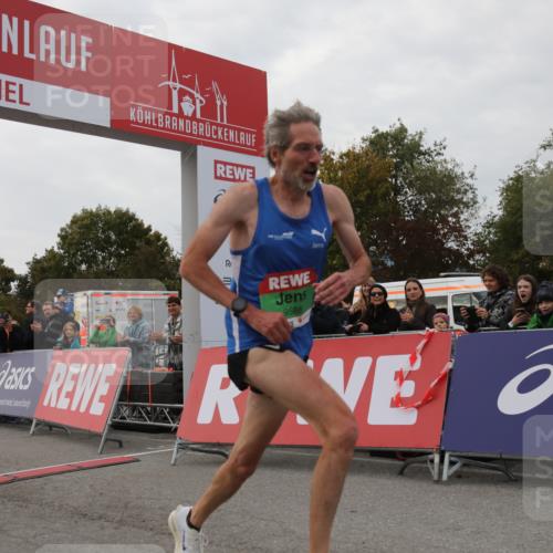03.10.2025 - Köhlbrandbrückenlauf Yannick Fuchs http://msf.ph/oto/8982578 03.10.2025 15:47:50 Ziel 9588 meine-sportfotos.de