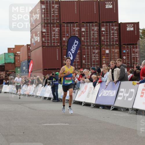 03.10.2025 - Köhlbrandbrückenlauf Yannick Fuchs http://msf.ph/oto/8982579 03.10.2025 15:48:46 Ziel 7009, 8871 meine-sportfotos.de