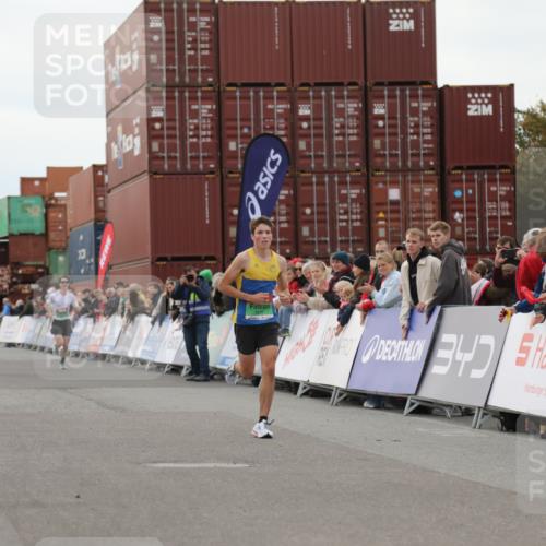 03.10.2025 - Köhlbrandbrückenlauf Yannick Fuchs http://msf.ph/oto/8982580 03.10.2025 15:48:47 Ziel 7009, 8871 meine-sportfotos.de