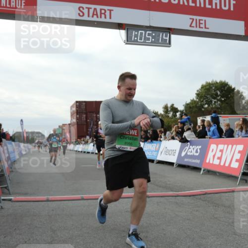 03.10.2025 - Köhlbrandbrückenlauf Yannick Fuchs http://msf.ph/oto/8982584 03.10.2025 16:05:12 Ziel 7201, 7207, 7221, 7239, 7403, 7422, 8779, 8995, 9114, 9421, 9422, 9592, 9690 meine-sportfotos.de