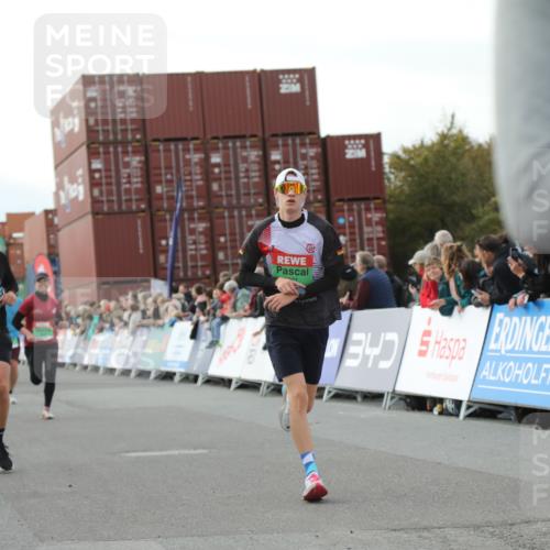 03.10.2025 - Köhlbrandbrückenlauf Yannick Fuchs http://msf.ph/oto/8982585 03.10.2025 16:05:13 Ziel 7201, 7207, 7403, 7422, 8995, 9114, 9421, 9422, 9592, 9627, 9690 meine-sportfotos.de