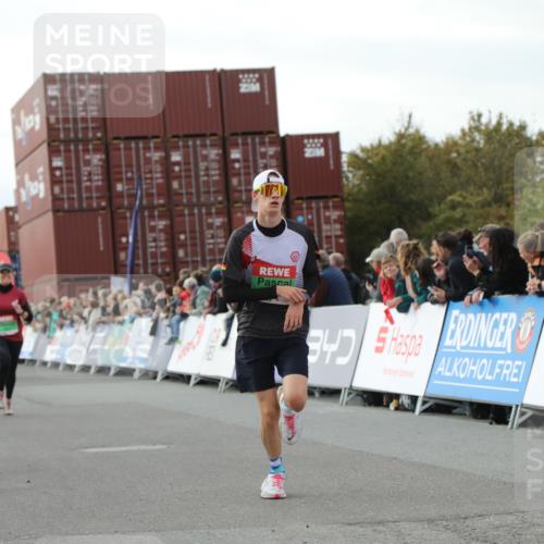 03.10.2025 - Köhlbrandbrückenlauf Yannick Fuchs http://msf.ph/oto/8982587 03.10.2025 16:05:13 Ziel 7201, 7207, 7403, 7422, 8995, 9114, 9421, 9422, 9592, 9627, 9690 meine-sportfotos.de