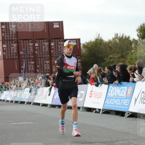 03.10.2025 - Köhlbrandbrückenlauf Yannick Fuchs http://msf.ph/oto/8982589 03.10.2025 16:05:13 Ziel 7201, 7207, 7403, 7422, 8995, 9114, 9421, 9422, 9592, 9627, 9690 meine-sportfotos.de