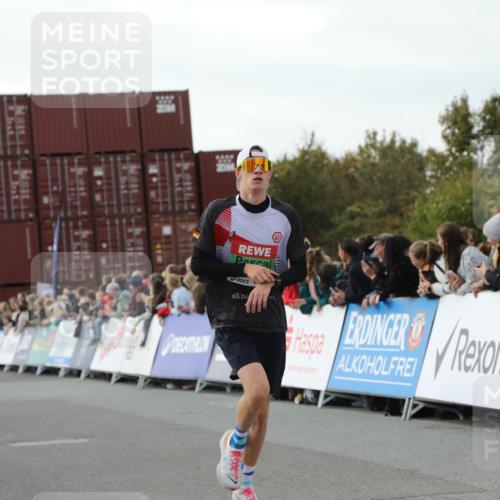03.10.2025 - Köhlbrandbrückenlauf Yannick Fuchs http://msf.ph/oto/8982591 03.10.2025 16:05:13 Ziel 7201, 7207, 7403, 7422, 8995, 9114, 9421, 9422, 9592, 9627, 9690 meine-sportfotos.de