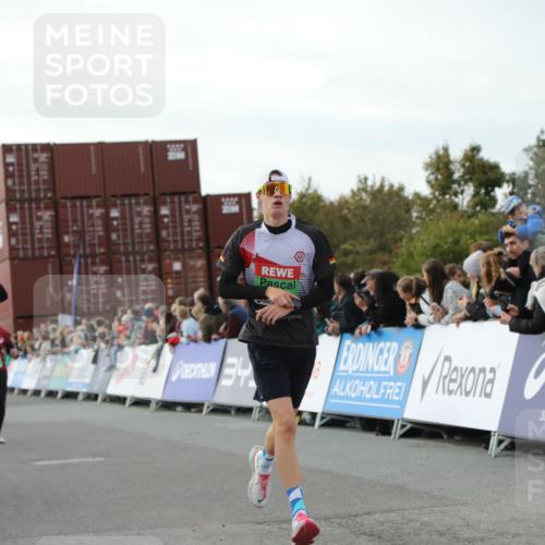 03.10.2025 - Köhlbrandbrückenlauf Yannick Fuchs http://msf.ph/oto/8982593 03.10.2025 16:05:13 Ziel 7201, 7207, 7403, 7422, 8995, 9114, 9421, 9422, 9592, 9627, 9690 meine-sportfotos.de