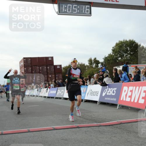 03.10.2025 - Köhlbrandbrückenlauf Yannick Fuchs http://msf.ph/oto/8982594 03.10.2025 16:05:14 Ziel 7201, 7207, 7403, 7422, 7643, 8995, 9114, 9421, 9422, 9592, 9627, 9690 meine-sportfotos.de