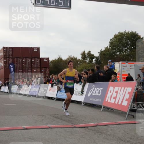 03.10.2025 - Köhlbrandbrückenlauf Yannick Fuchs http://msf.ph/oto/8982595 03.10.2025 15:48:49 Ziel 7009, 8871 meine-sportfotos.de
