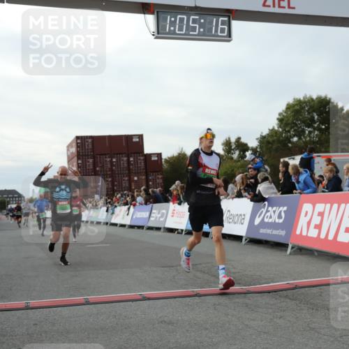 03.10.2025 - Köhlbrandbrückenlauf Yannick Fuchs http://msf.ph/oto/8982596 03.10.2025 16:05:14 Ziel 7201, 7207, 7403, 7422, 7643, 8995, 9114, 9421, 9422, 9592, 9627, 9690 meine-sportfotos.de