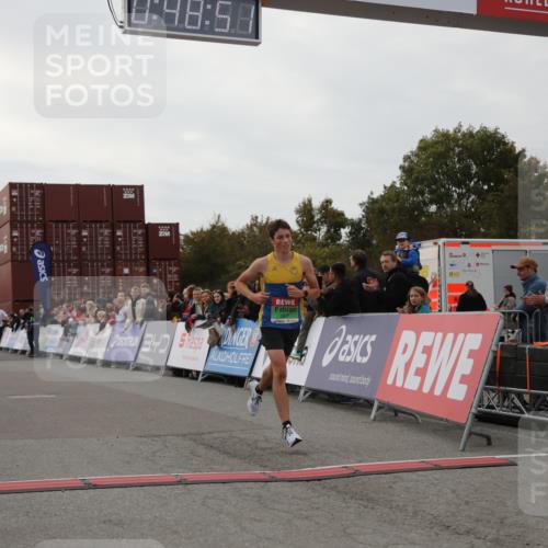 03.10.2025 - Köhlbrandbrückenlauf Yannick Fuchs http://msf.ph/oto/8982597 03.10.2025 15:48:49 Ziel 7009, 8871 meine-sportfotos.de