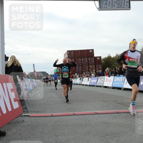 03.10.2025 - Köhlbrandbrückenlauf Yannick Fuchs http://msf.ph/oto/8982598 03.10.2025 16:05:14 Ziel 7201, 7207, 7403, 7422, 7643, 8995, 9114, 9421, 9422, 9592, 9627, 9690 meine-sportfotos.de
