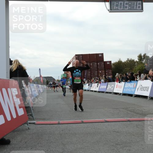 03.10.2025 - Köhlbrandbrückenlauf Yannick Fuchs http://msf.ph/oto/8982602 03.10.2025 16:05:14 Ziel 7201, 7207, 7403, 7422, 7643, 8995, 9114, 9421, 9422, 9592, 9627, 9690 meine-sportfotos.de