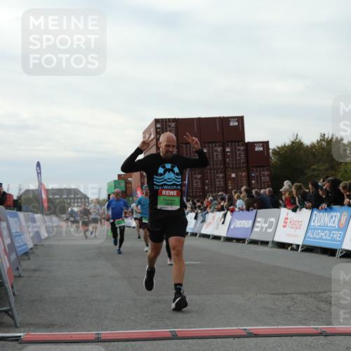 03.10.2025 - Köhlbrandbrückenlauf Yannick Fuchs http://msf.ph/oto/8982604 03.10.2025 16:05:15 Ziel 7201, 7207, 7403, 7422, 7473, 7643, 8995, 9114, 9421, 9422, 9592, 9627, 9690 meine-sportfotos.de