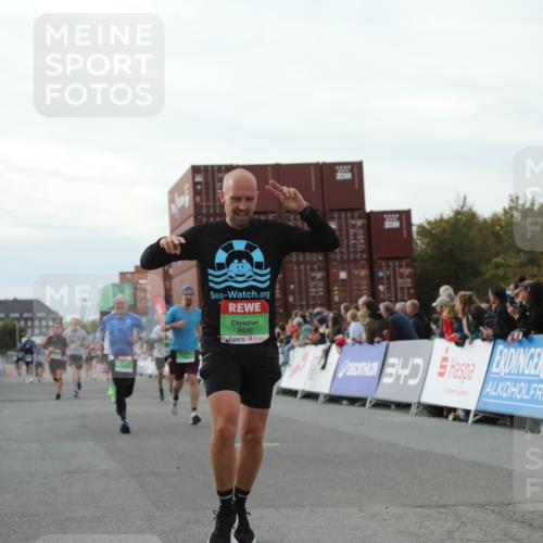 03.10.2025 - Köhlbrandbrückenlauf Yannick Fuchs http://msf.ph/oto/8982606 03.10.2025 16:05:15 Ziel 7201, 7207, 7403, 7422, 7473, 7643, 8995, 9114, 9421, 9422, 9592, 9627, 9690 meine-sportfotos.de