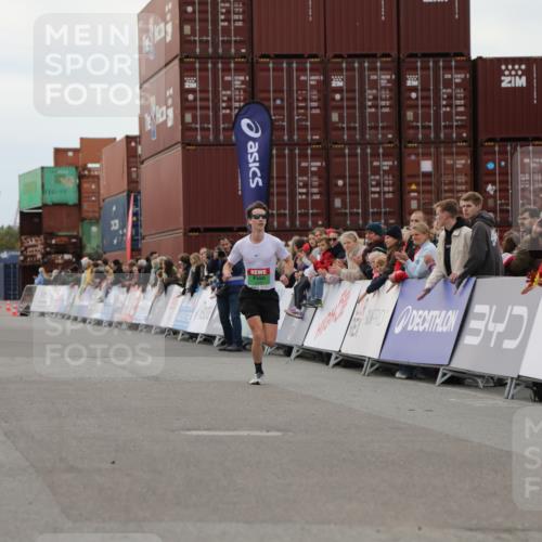 03.10.2025 - Köhlbrandbrückenlauf Yannick Fuchs http://msf.ph/oto/8982611 03.10.2025 15:48:51 Ziel 7009, 8871 meine-sportfotos.de