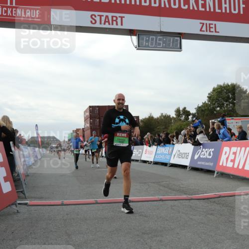 03.10.2025 - Köhlbrandbrückenlauf Yannick Fuchs http://msf.ph/oto/8982612 03.10.2025 16:05:15 Ziel 7201, 7207, 7403, 7422, 7473, 7643, 8995, 9114, 9421, 9422, 9592, 9627, 9690 meine-sportfotos.de