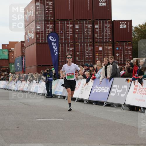 03.10.2025 - Köhlbrandbrückenlauf Yannick Fuchs http://msf.ph/oto/8982614 03.10.2025 15:48:52 Ziel 7009, 8871 meine-sportfotos.de
