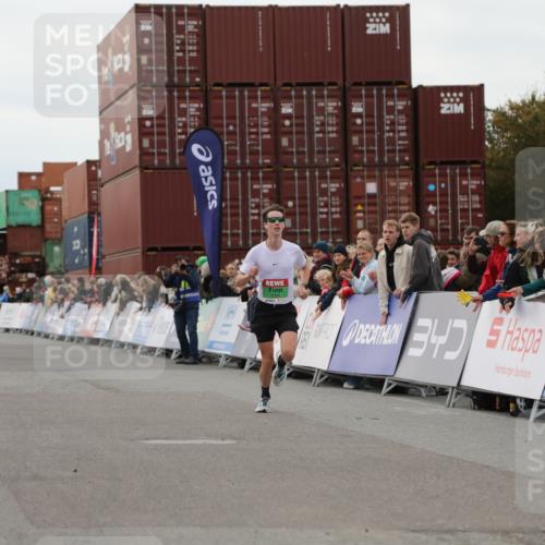 03.10.2025 - Köhlbrandbrückenlauf Yannick Fuchs http://msf.ph/oto/8982616 03.10.2025 15:48:52 Ziel 7009, 8871 meine-sportfotos.de