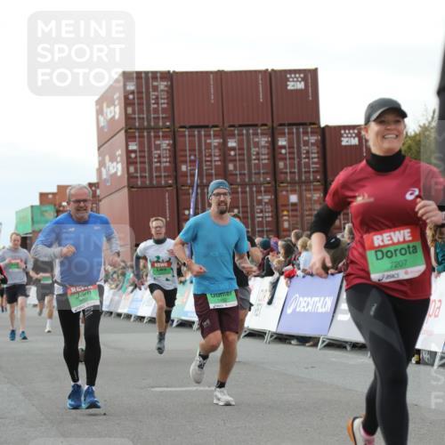 03.10.2025 - Köhlbrandbrückenlauf Yannick Fuchs http://msf.ph/oto/8982621 03.10.2025 16:05:16 Ziel 7201, 7207, 7403, 7422, 7473, 7643, 9421, 9422, 9592, 9627, 9690 meine-sportfotos.de