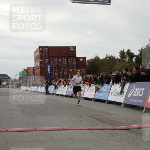 03.10.2025 - Köhlbrandbrückenlauf Yannick Fuchs http://msf.ph/oto/8982624 03.10.2025 15:48:53 Ziel 7009, 8871 meine-sportfotos.de
