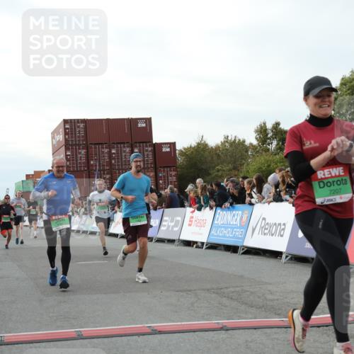 03.10.2025 - Köhlbrandbrückenlauf Yannick Fuchs http://msf.ph/oto/8982625 03.10.2025 16:05:17 Ziel 7201, 7207, 7403, 7422, 7473, 7643, 8099, 9421, 9422, 9475, 9592, 9627, 9690 meine-sportfotos.de