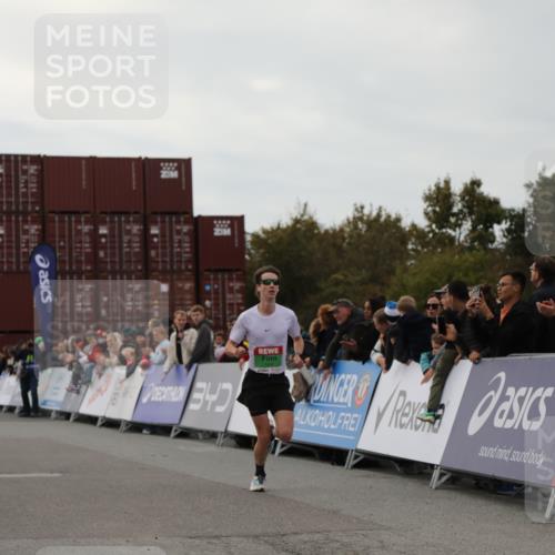 03.10.2025 - Köhlbrandbrückenlauf Yannick Fuchs http://msf.ph/oto/8982626 03.10.2025 15:48:53 Ziel 7009, 8871 meine-sportfotos.de