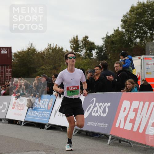 03.10.2025 - Köhlbrandbrückenlauf Yannick Fuchs http://msf.ph/oto/8982630 03.10.2025 15:48:54 Ziel 7009 meine-sportfotos.de