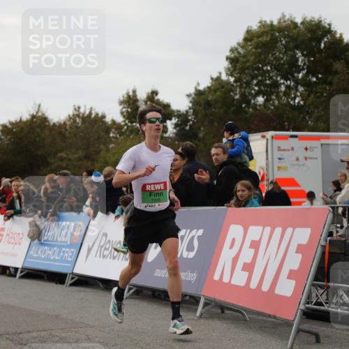 03.10.2025 - Köhlbrandbrückenlauf Yannick Fuchs http://msf.ph/oto/8982632 03.10.2025 15:48:54 Ziel 7009 meine-sportfotos.de