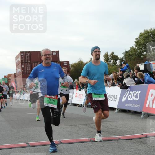 03.10.2025 - Köhlbrandbrückenlauf Yannick Fuchs http://msf.ph/oto/8982636 03.10.2025 16:05:18 Ziel 7207, 7403, 7422, 7473, 7643, 8099, 9421, 9422, 9475, 9592, 9627, 9690 meine-sportfotos.de