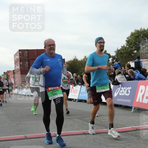 03.10.2025 - Köhlbrandbrückenlauf Yannick Fuchs http://msf.ph/oto/8982638 03.10.2025 16:05:18 Ziel 7207, 7403, 7422, 7473, 7643, 8099, 9421, 9422, 9475, 9592, 9627, 9690 meine-sportfotos.de