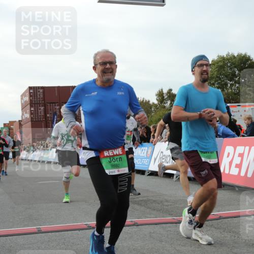 03.10.2025 - Köhlbrandbrückenlauf Yannick Fuchs http://msf.ph/oto/8982642 03.10.2025 16:05:19 Ziel 7207, 7403, 7422, 7473, 7643, 8099, 9421, 9422, 9475, 9592, 9627 meine-sportfotos.de
