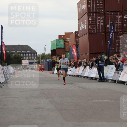 03.10.2025 - Köhlbrandbrückenlauf Yannick Fuchs http://msf.ph/oto/8982643 03.10.2025 15:49:02 Ziel 7011, 9662 meine-sportfotos.de