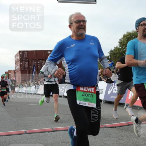 03.10.2025 - Köhlbrandbrückenlauf Yannick Fuchs http://msf.ph/oto/8982644 03.10.2025 16:05:19 Ziel 7207, 7403, 7422, 7473, 7643, 8099, 9421, 9422, 9475, 9592, 9627 meine-sportfotos.de