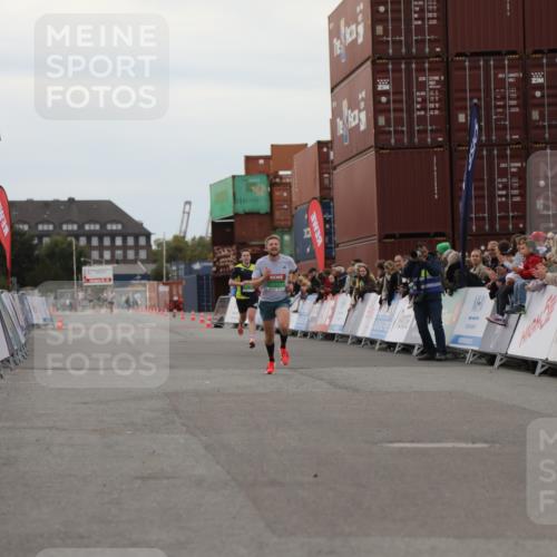 03.10.2025 - Köhlbrandbrückenlauf Yannick Fuchs http://msf.ph/oto/8982645 03.10.2025 15:49:02 Ziel 7011, 9662 meine-sportfotos.de