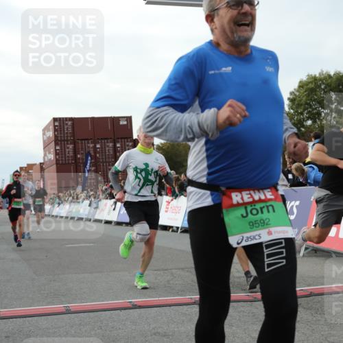 03.10.2025 - Köhlbrandbrückenlauf Yannick Fuchs http://msf.ph/oto/8982646 03.10.2025 16:05:19 Ziel 7207, 7403, 7422, 7473, 7643, 8099, 9421, 9422, 9475, 9592, 9627 meine-sportfotos.de