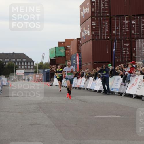 03.10.2025 - Köhlbrandbrückenlauf Yannick Fuchs http://msf.ph/oto/8982647 03.10.2025 15:49:02 Ziel 7011, 9662 meine-sportfotos.de