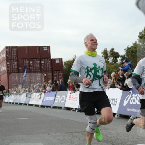 03.10.2025 - Köhlbrandbrückenlauf Yannick Fuchs http://msf.ph/oto/8982648 03.10.2025 16:05:20 Ziel 7207, 7403, 7422, 7473, 7643, 8099, 9127, 9421, 9422, 9475, 9592, 9627 meine-sportfotos.de