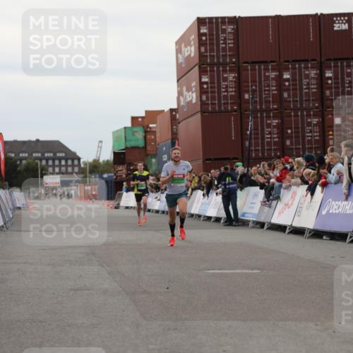 03.10.2025 - Köhlbrandbrückenlauf Yannick Fuchs http://msf.ph/oto/8982652 03.10.2025 15:49:03 Ziel 7011, 9662 meine-sportfotos.de