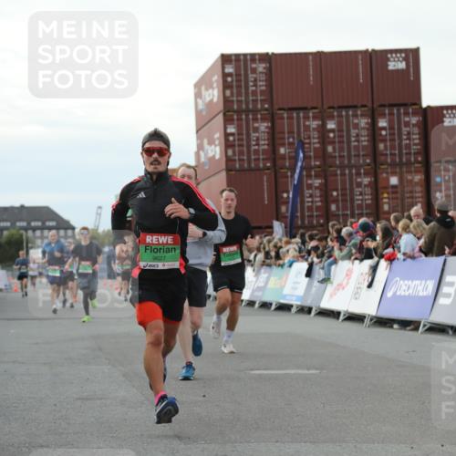 03.10.2025 - Köhlbrandbrückenlauf Yannick Fuchs http://msf.ph/oto/8982653 03.10.2025 16:05:20 Ziel 7207, 7403, 7422, 7473, 7643, 8099, 9127, 9421, 9422, 9475, 9592, 9627 meine-sportfotos.de