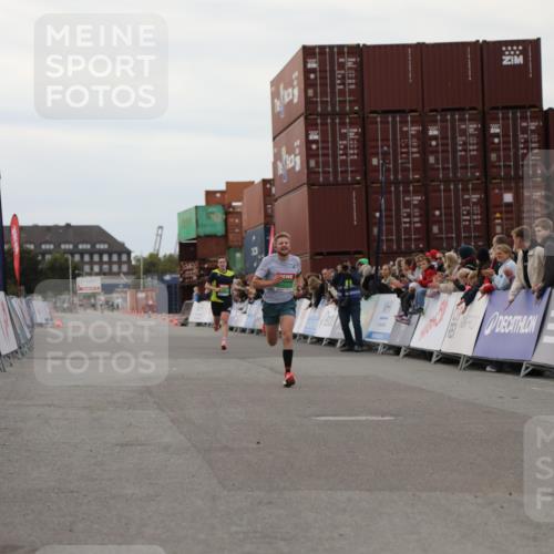 03.10.2025 - Köhlbrandbrückenlauf Yannick Fuchs http://msf.ph/oto/8982654 03.10.2025 15:49:03 Ziel 7011, 9662 meine-sportfotos.de
